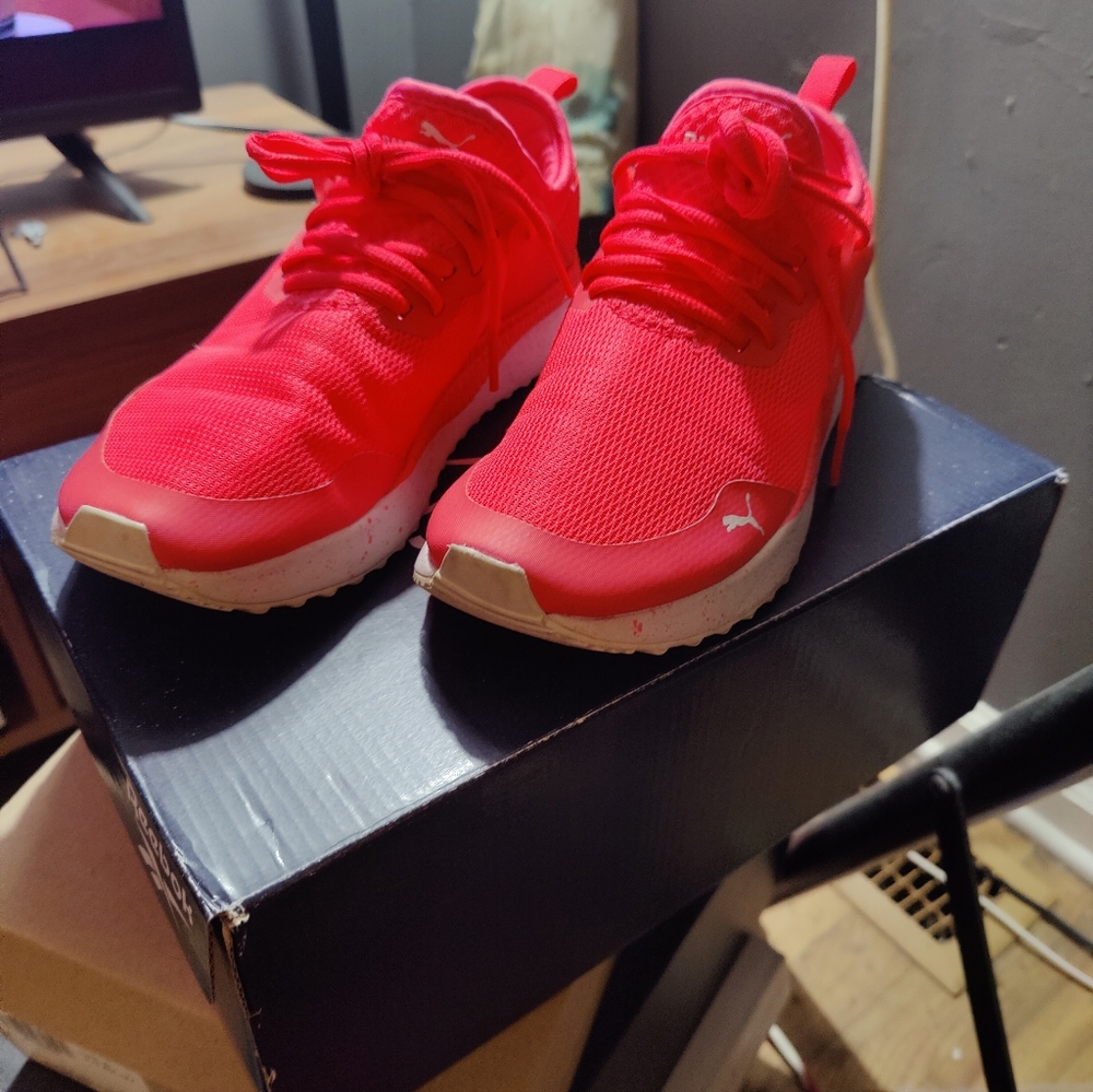 Women's hot pink pumas 7 1/2
